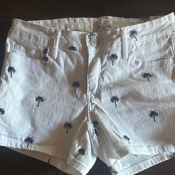 Crown & Ivy White Jean Shorts with Navy Palm Print - Picture 1 of 6